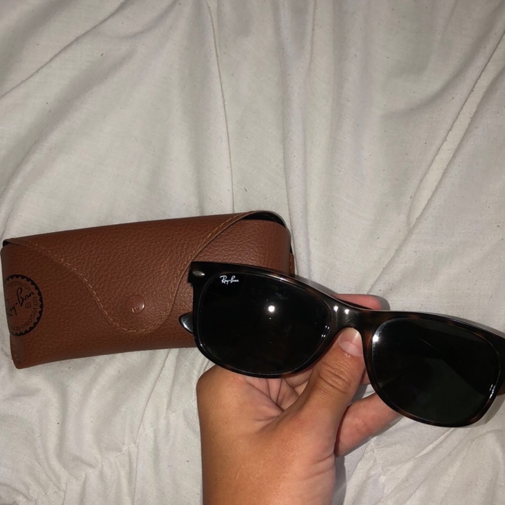 tortoiseshell rayban wayfarers
